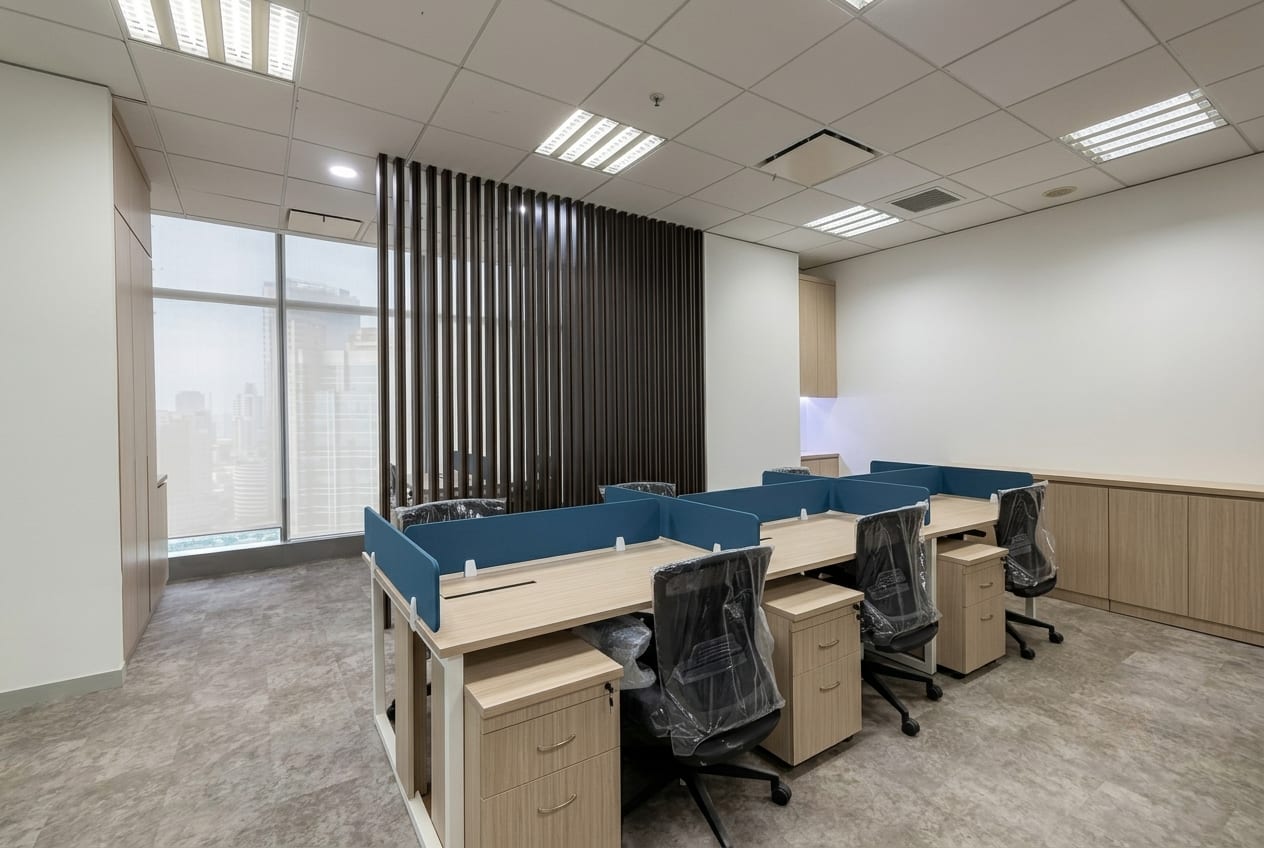Monty Mobile — open workstations with city view